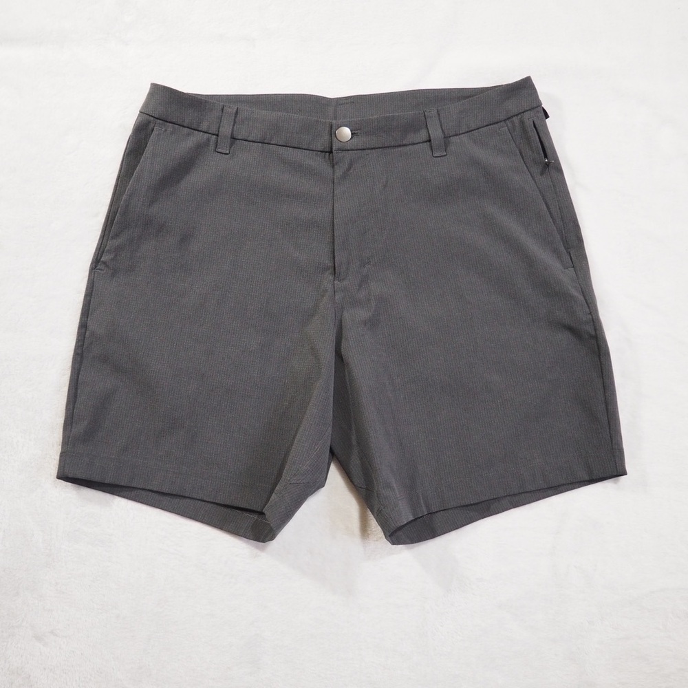 lululemon athletica Sz 34 Men's Flat Front Shorts in Charcoal Gray